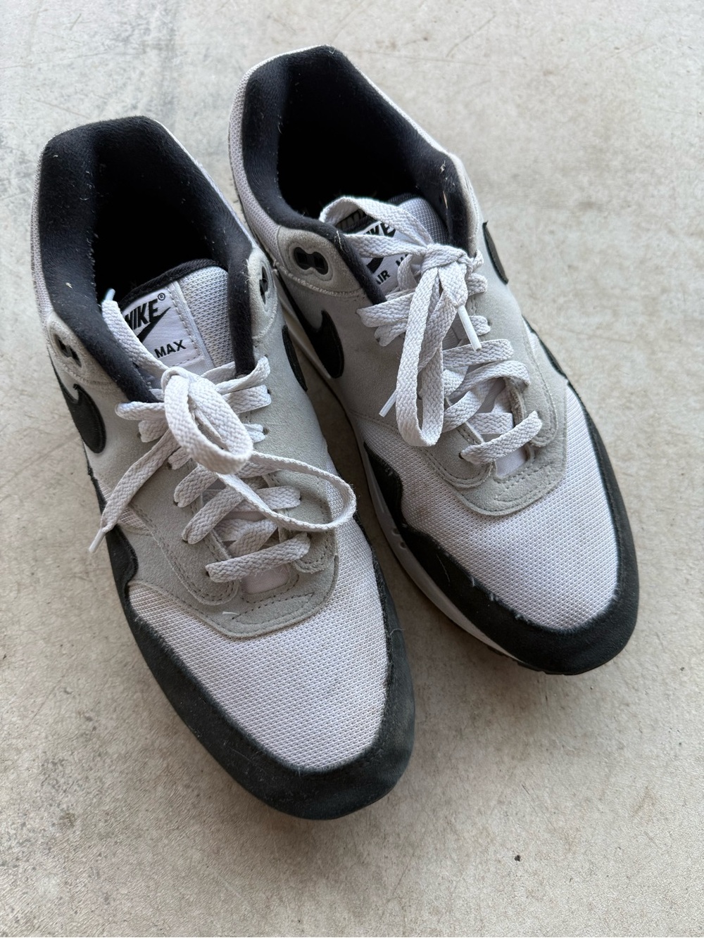 Nike Men's Gray and Black Low-Top Sneakers